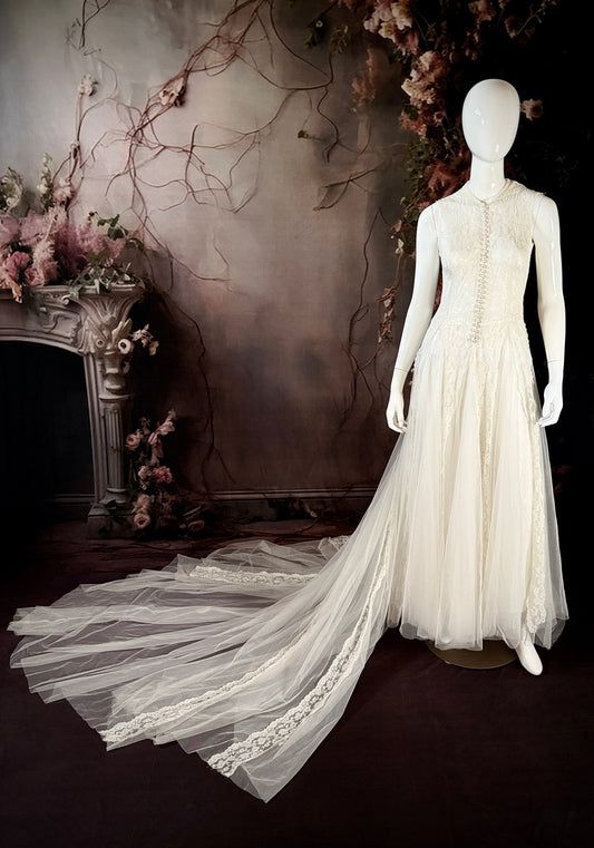 1930s Chantilly Silk Lace & Tulle Wedding Dress W/Pearl Buttons & Cathedral Train
