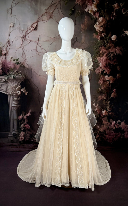 1970s Prairie, Daisies & Lace Wedding Dress W/Trailing Train