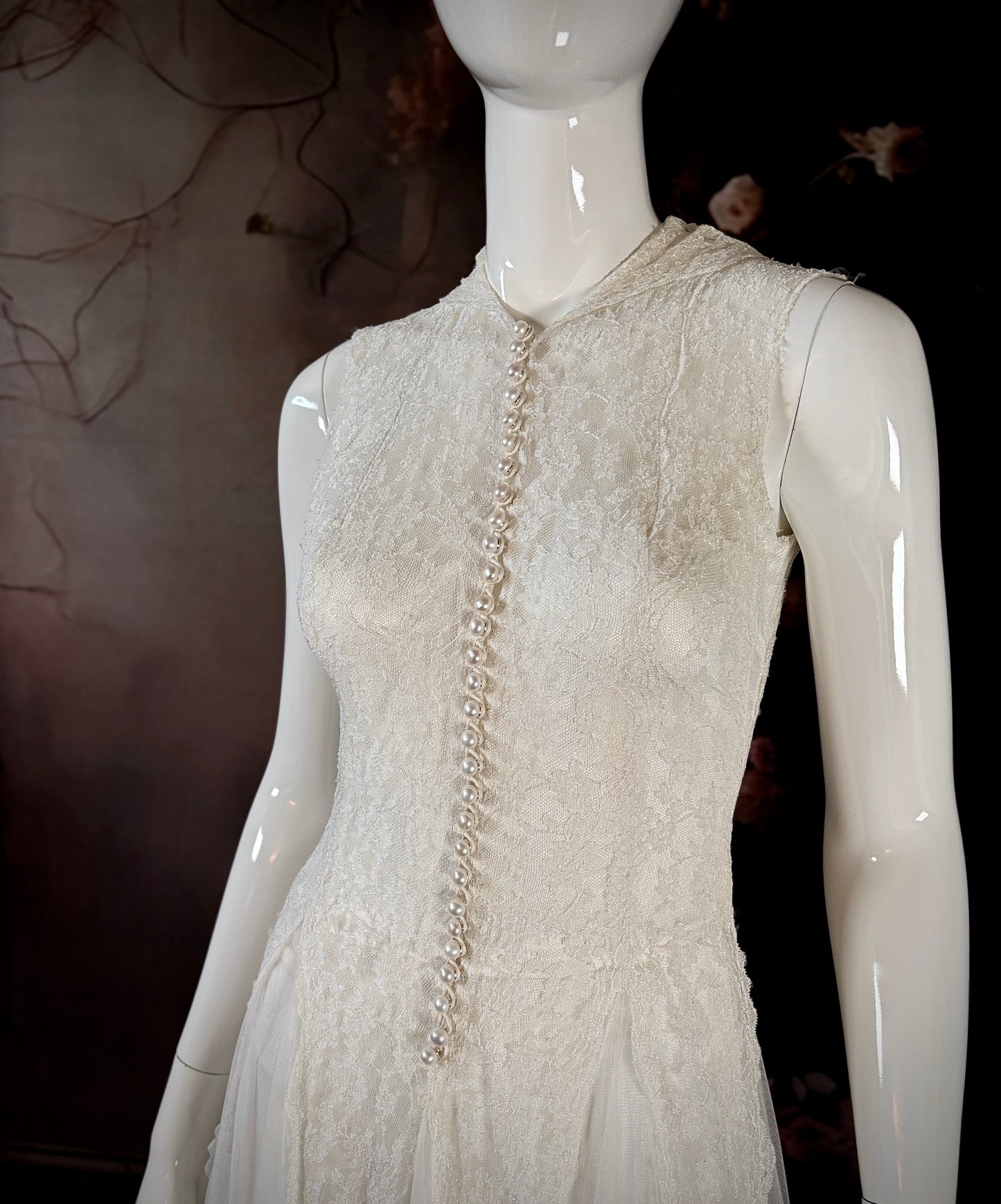 1930s Chantilly Silk Lace & Tulle Wedding Dress W/Pearl Buttons & Cathedral Train