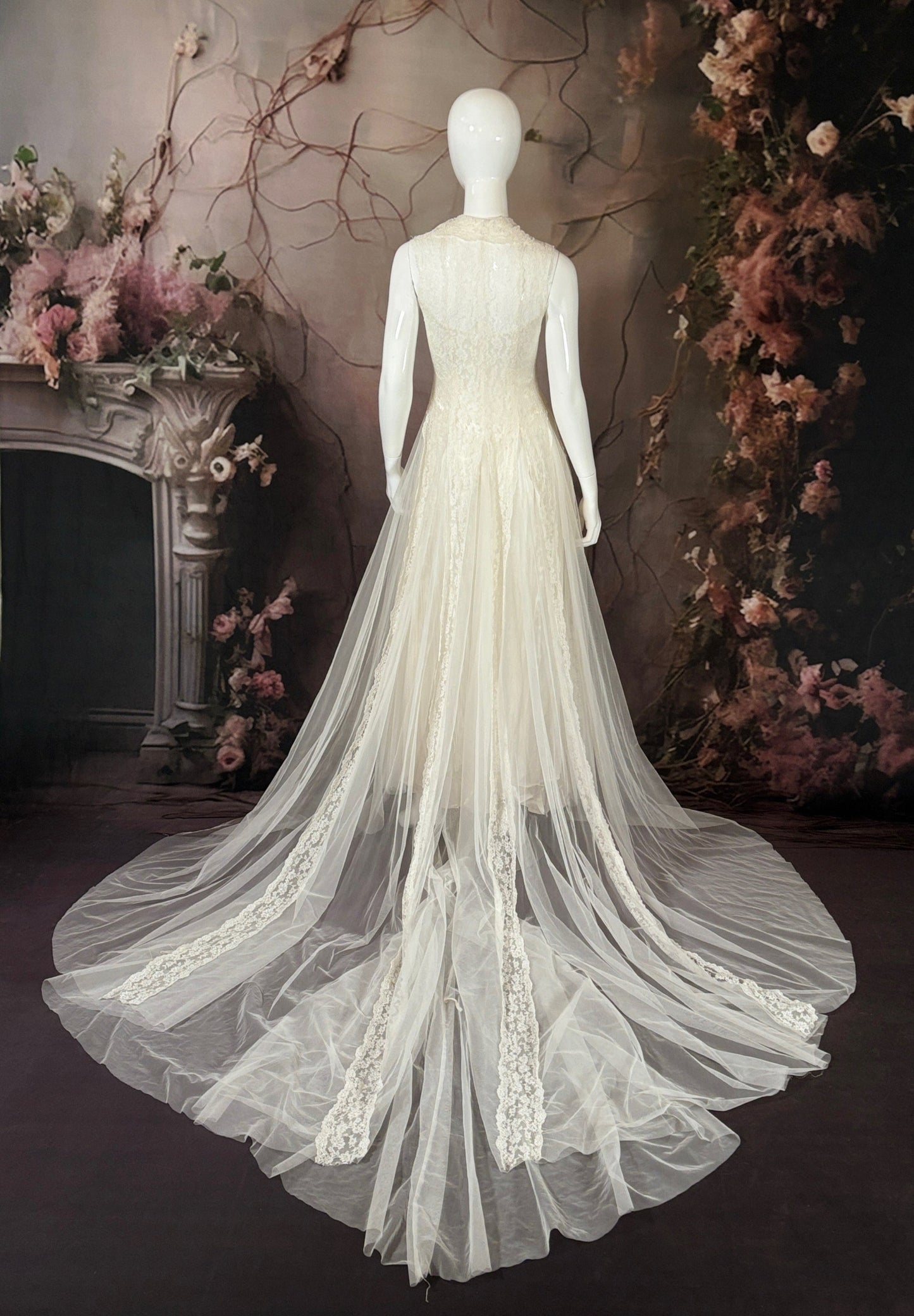 1930s Chantilly Silk Lace & Tulle Wedding Dress W/Pearl Buttons & Cathedral Train