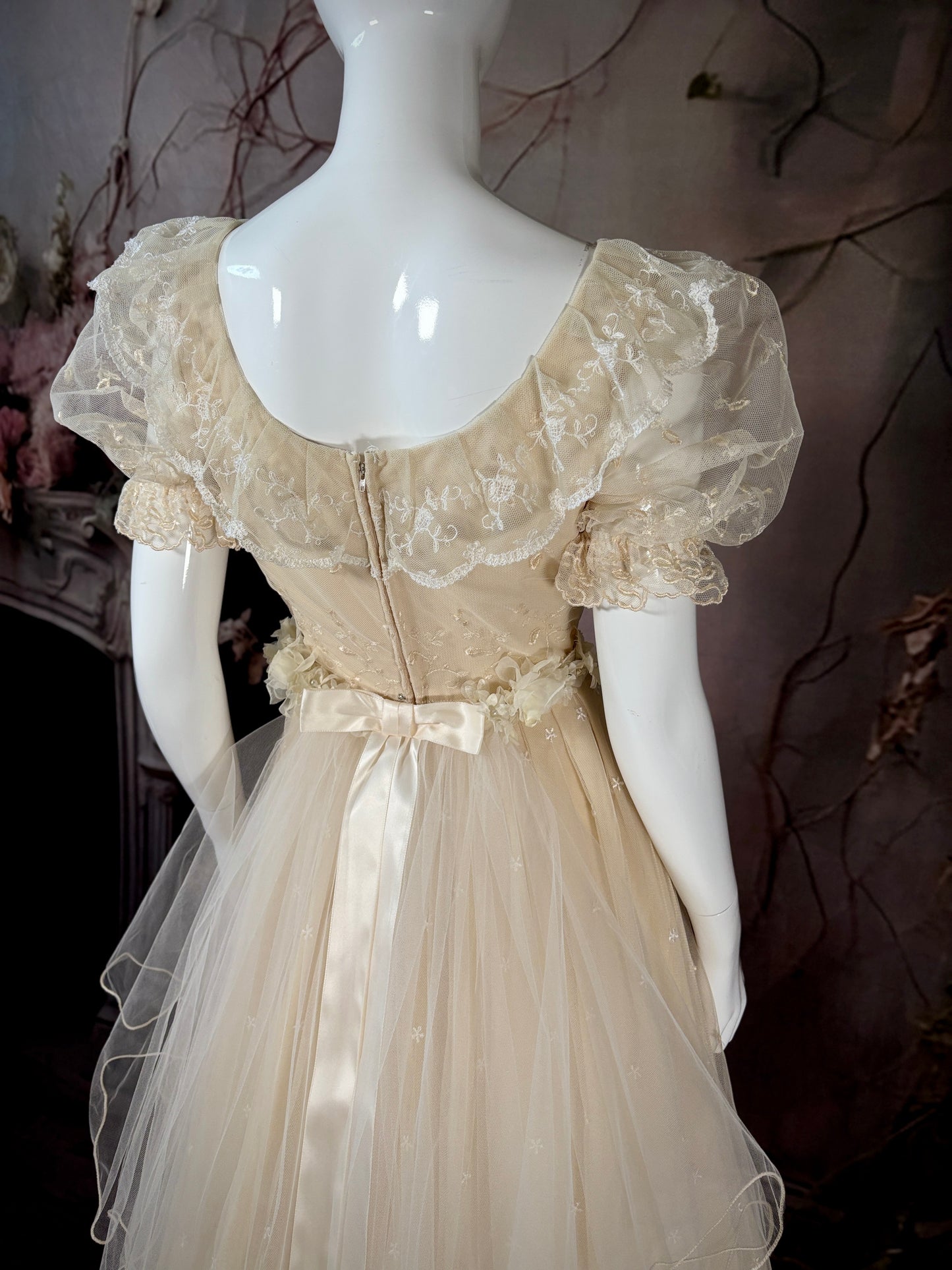 1970s Prairie, Daisies & Lace Wedding Dress W/Trailing Train